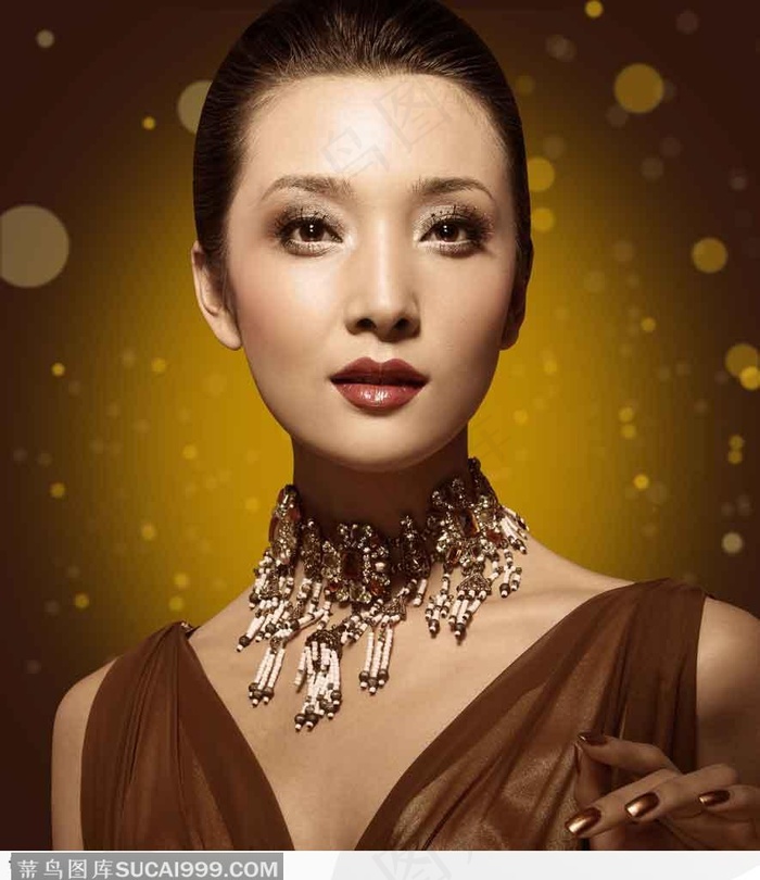 穿咖啡色礼服化浓妆带珠宝的女性半身特写