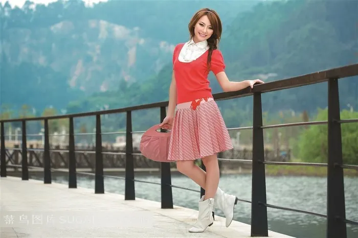 手拎着包包的短裙清纯美女摄影高清图片