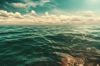 城市附近海洋的美丽景色，流畅的摄影风格，怀旧意象，寒潮，超前卫，蓝绿色，商业意象，创意摄影图