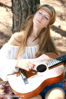 弹吉他的欧美文艺美女图片高清