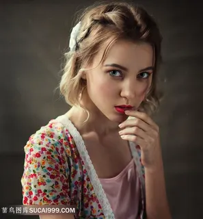 舔手的欧美美女图片 舔手的欧美美女图片