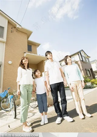 幸福的一家-站在别墅前的一家人