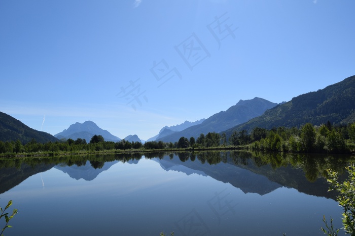 湖泊山峰景观图片