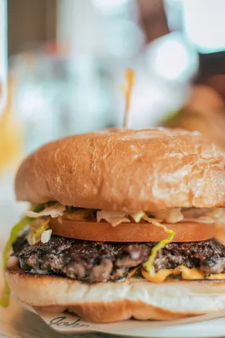 黄色美味汉堡摄影素材