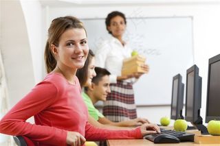 坐在教室里学习的学生图片