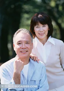 幸福甜美的老夫妻