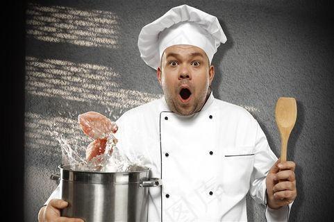 抱着食材的厨师