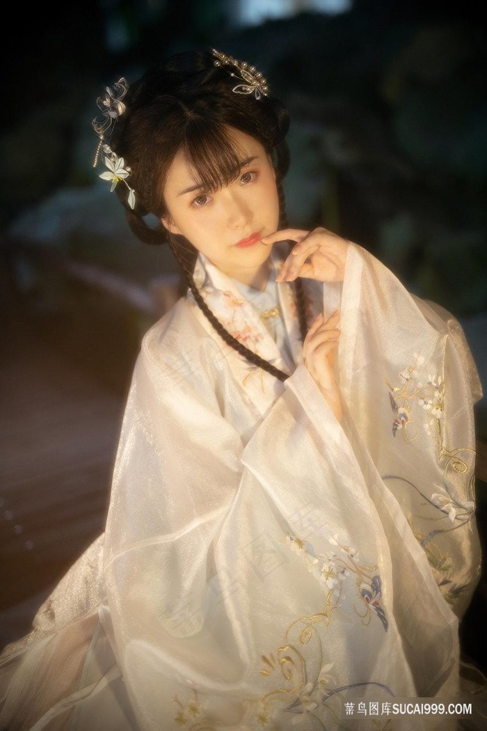 白净古装服饰唯美写真清纯女孩图片