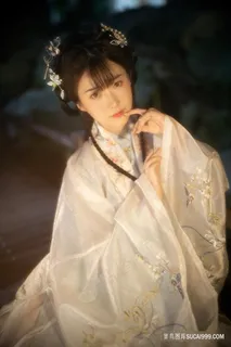 白净古装服饰唯美写真清纯女孩图片