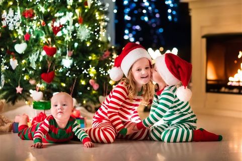 过圣诞节的国外小孩