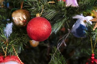圣诞节圣诞树装饰挂件金色红色圣诞球特写近景(36)