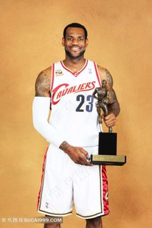 端着奖杯的詹姆斯