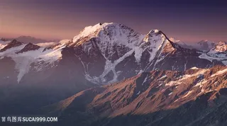 积雪未融化的山顶高清摄影图片