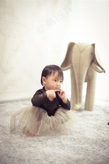 在思索的可爱幼儿