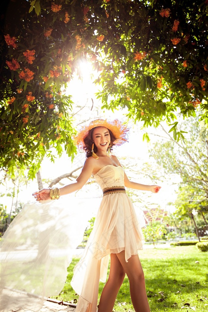 绿荫下哈哈大笑的时尚美女