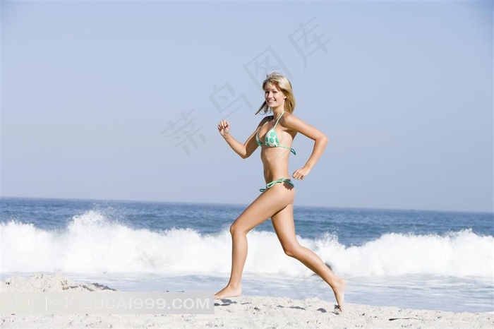 海边奔跑的泳装美少女