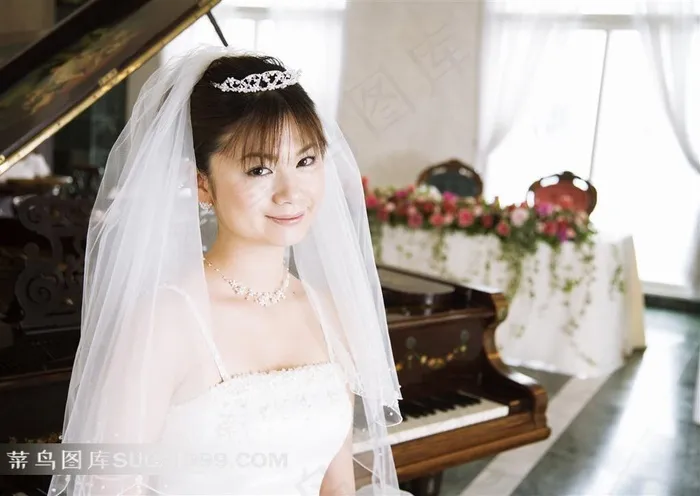 钢琴旁的婚纱美女摄影素材