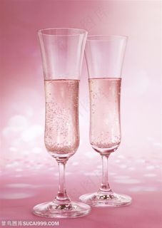 酒水饮料-装着酒水的大酒杯