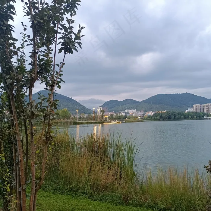 宁静的湖面