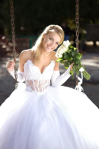 唯美婚纱美女荡秋千图片