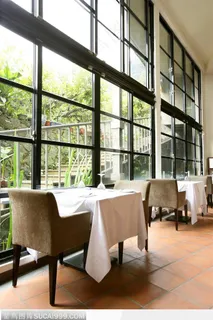 餐饮空间_窗户旁的餐桌