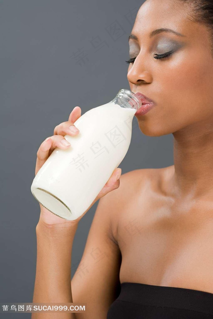 喝牛奶的清纯美女