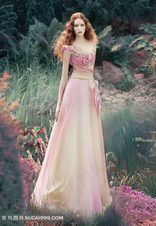 穿粉色长裙的梦幻美女