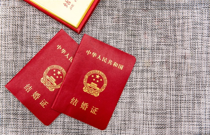 结婚证布景类俯视拍摄书本图片