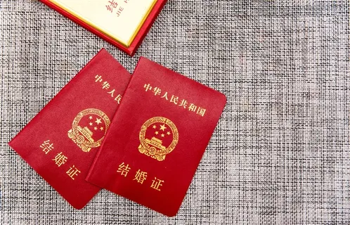 结婚证布景类俯视拍摄书本图片