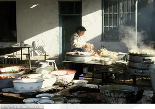 市井生活-做包子的妇女