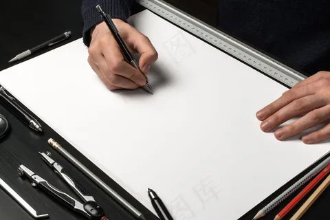智能模板-用笔在画手绘场景样机 智能模板-用笔在画手绘场景样机