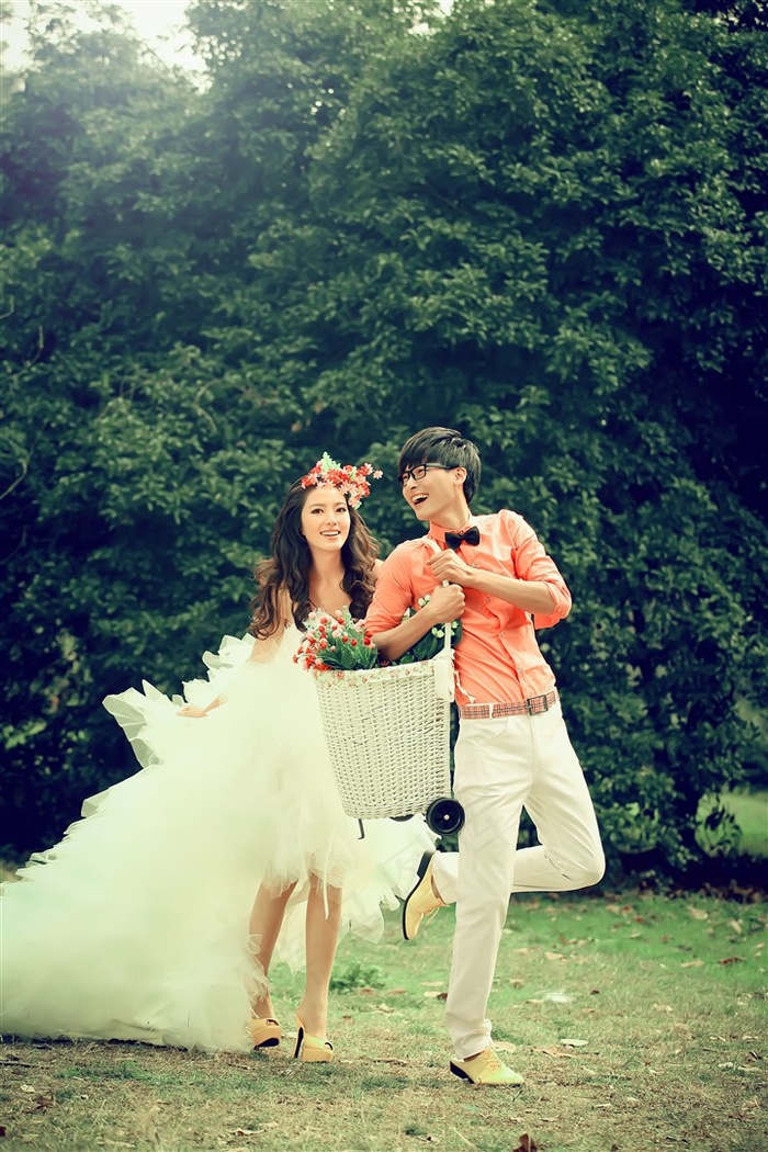 恋人婚纱绿色园林外拍特写