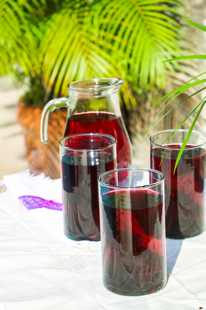 清爽夏季果汁饮品摄影照片