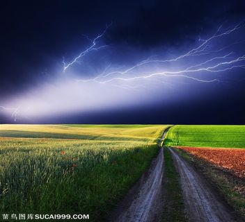 田野上空的雷电