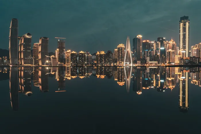 沿海繁华灯光城市夜景图片