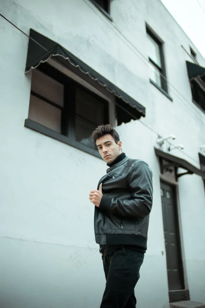 皮衣帅哥街拍写真图片