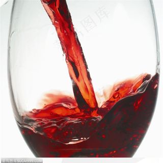 动感饮品-倒入红酒的酒杯