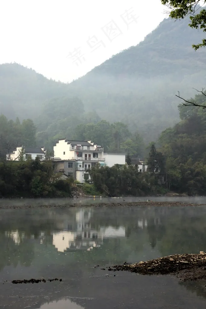 山峰下的民房河流