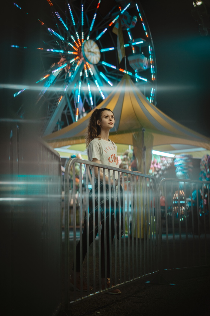 午夜游乐场美女图片