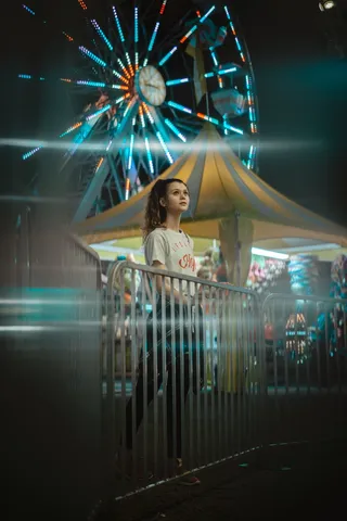 午夜游乐场美女图片