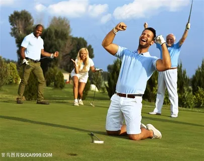 打高尔夫球赢了开心的男子高清图片