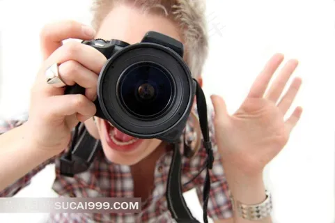 拿着单反摄影的趣味男人