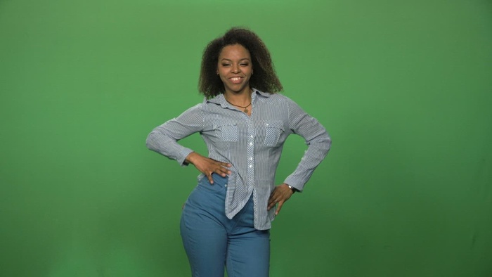 一个女人在绿屏前跳舞