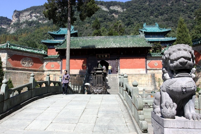 山脚下寺院门前的石桥