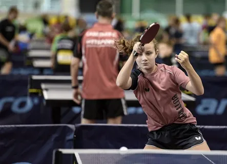 正在打乒乓球的小孩素材图