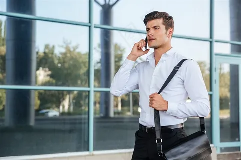 挎着公文包打电话的商务人士