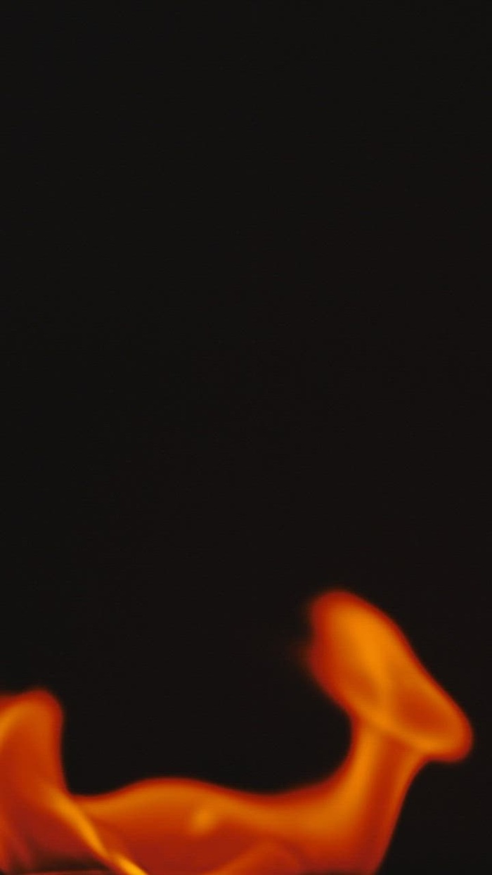 黑暗背景下的火焰