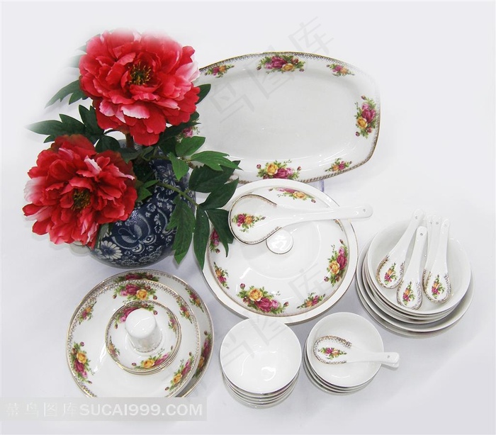 在花朵前的餐具