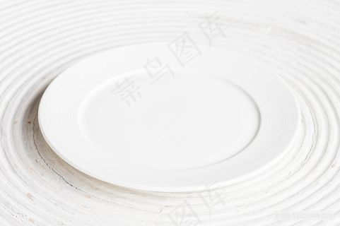 纯白色简洁餐盘