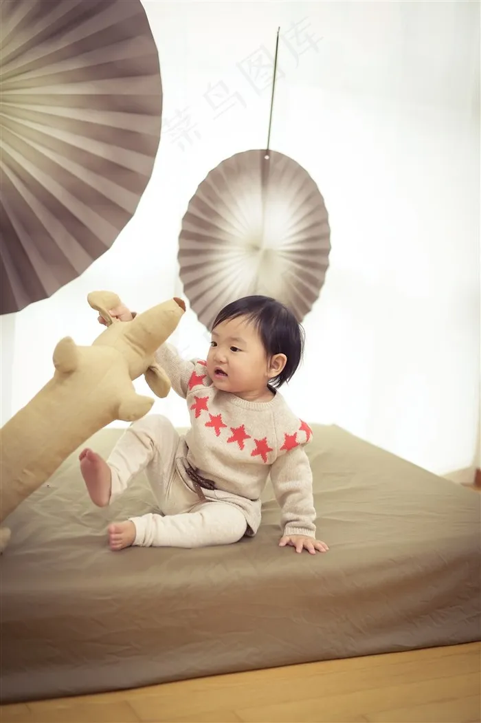 玩弄毛绒宠物狗的可爱幼儿